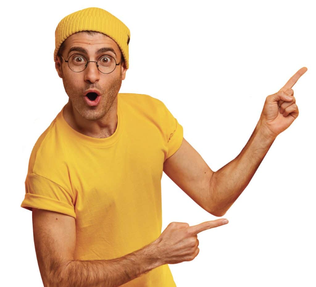 homme en jaune qui montre du doigt pointer bonnet jaune t-shirt manche courte indication