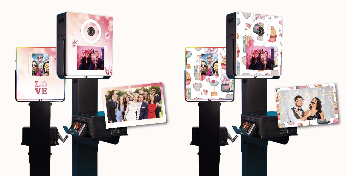 Deux bornes photo décorées de motifs Saint-Valentin avec exemples de tirages imprimés