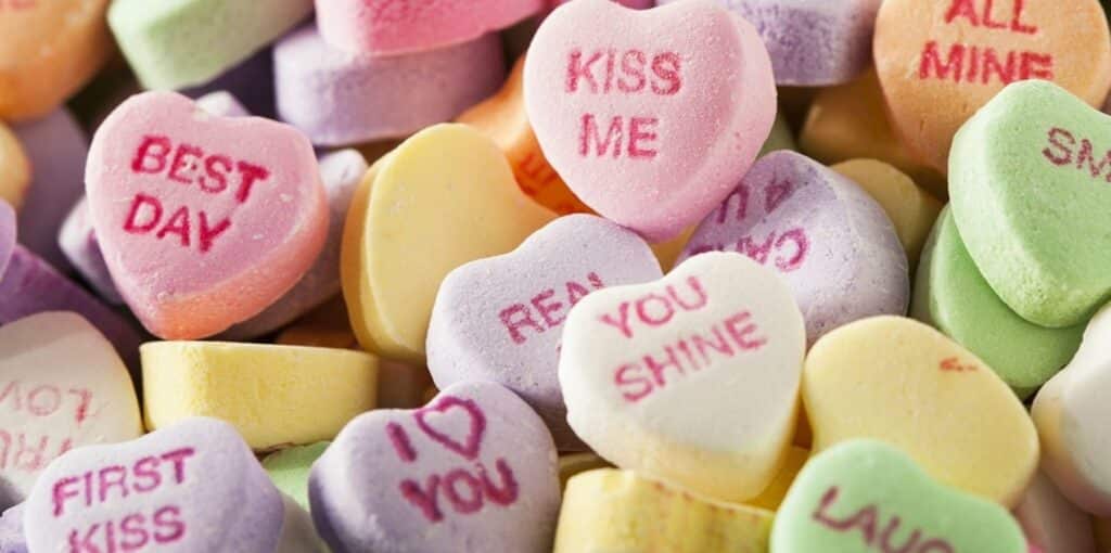 bonbon en forme de coeur personnalisé avec message kiss me i love you de couleur acidulé