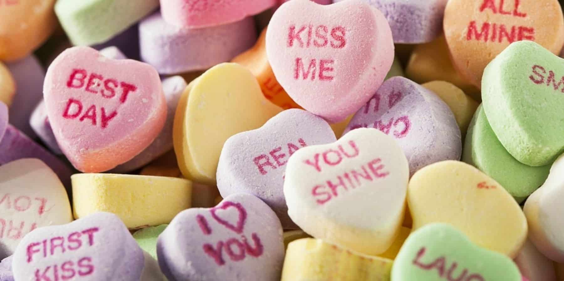 bonbon en forme de coeur personnalisé avec message kiss me i love you de couleur acidulé
