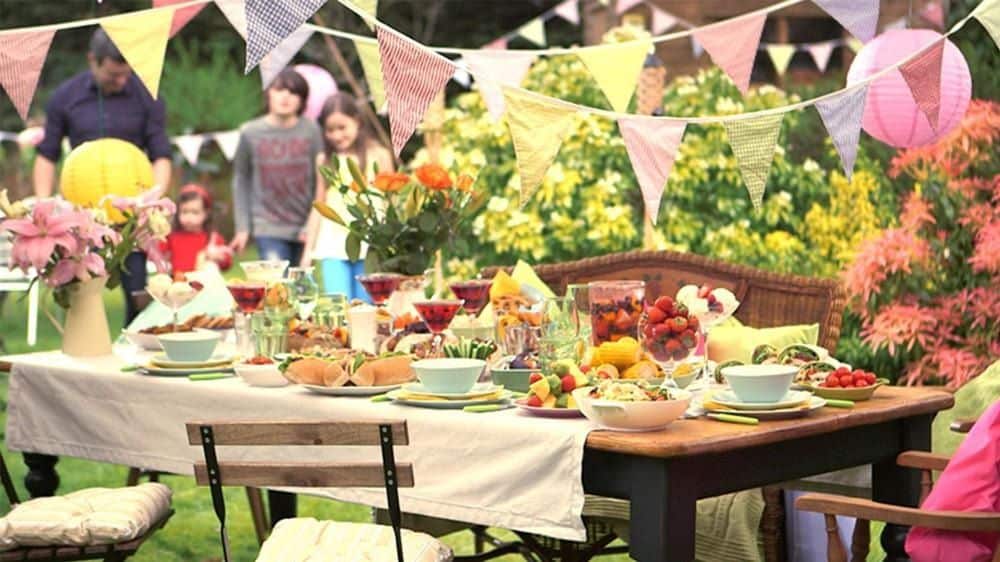buffet garden party jardin guirlande papier fanion chaise table