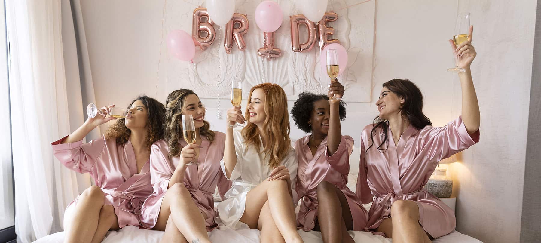 Ballons pastel et coupes de champagne pour une bride party avant le mariage