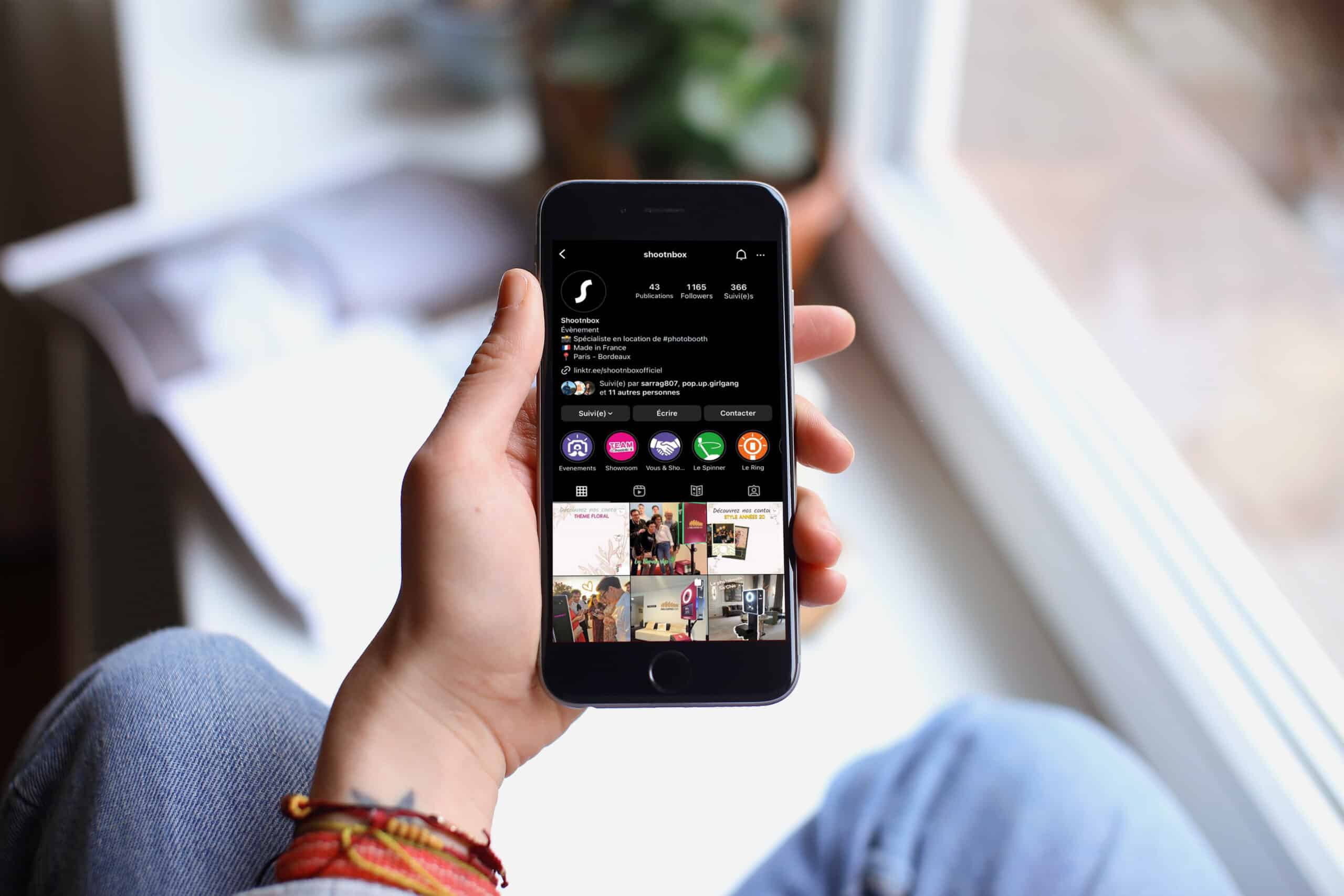 Profil de Shootnbox sur les réseaux sociaux affiché sur un smartphone