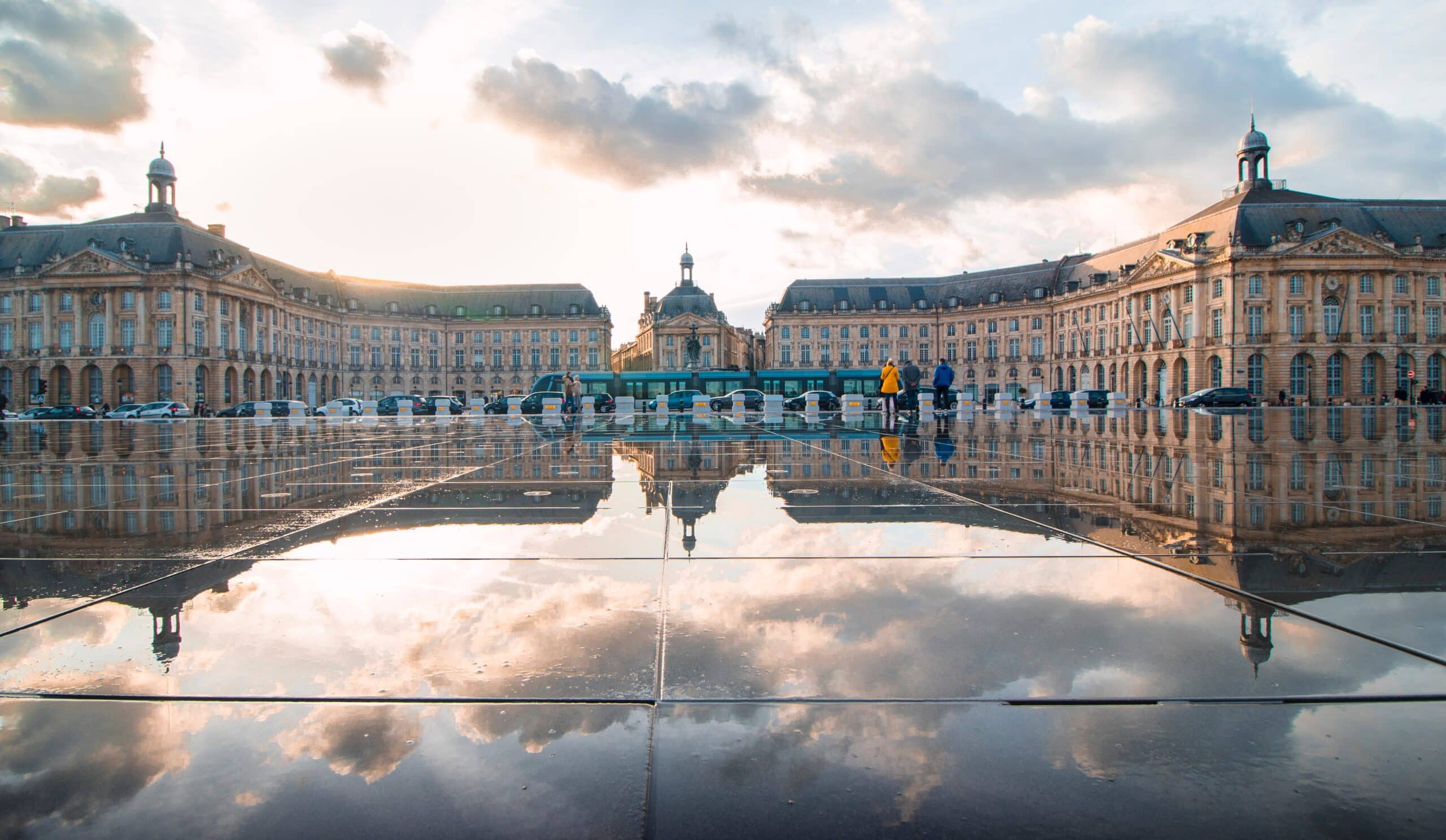 Place de la Bourse et miroir d'eau à Bordeaux au coucher du soleil