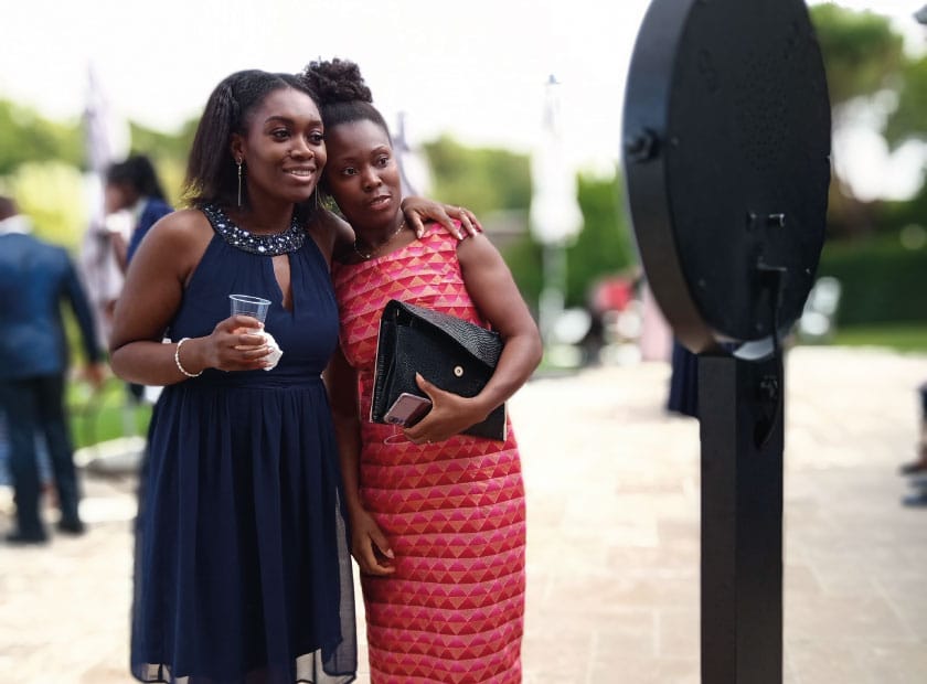 deux femmes noires se prennent en photo devant borne photobooth ring shootnbox