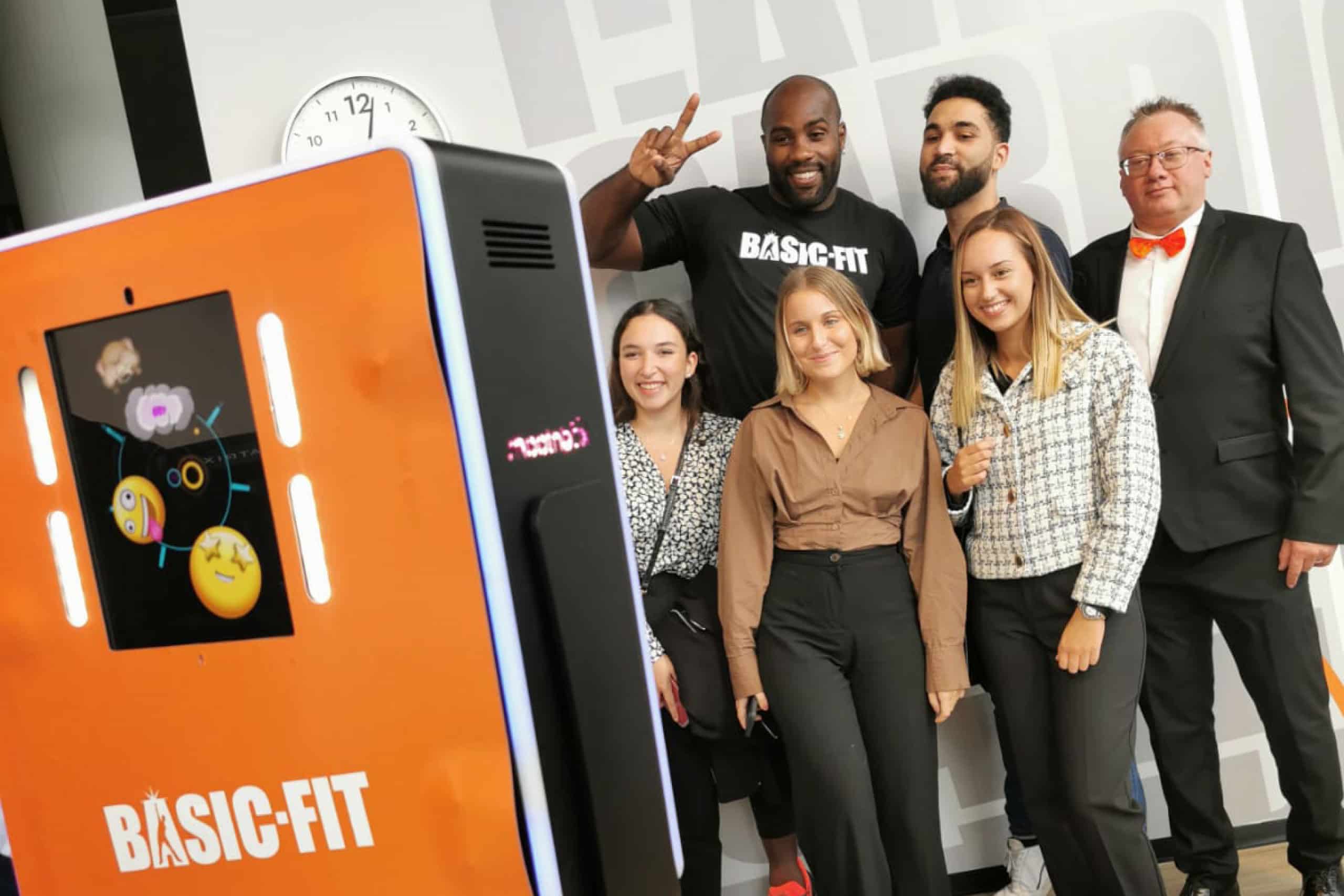Borne photo personnalisée aux couleurs de Basic Fit lors d'une animation commerciale avec Teddy Riner
