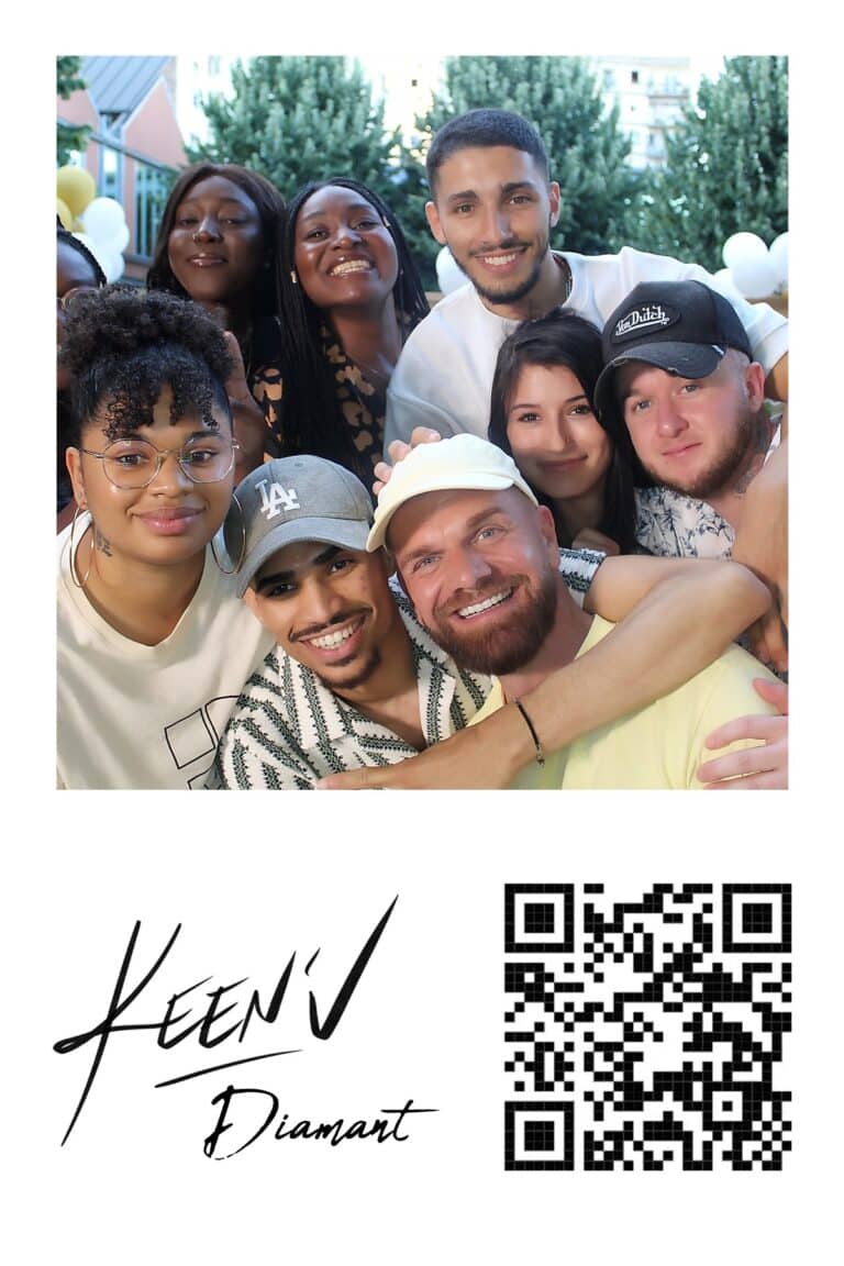 Tirage imprimé par la borne Vegas à la soirée de sortie de l'album Diamant de Keen'V, groupe d'invités et QR code