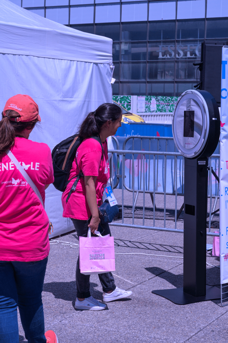 Photobooth Ring de Shootnbox sur le parvis de La Défense pendant la course Enfants sans Cancer City, bénévoles en tee-shirt rose