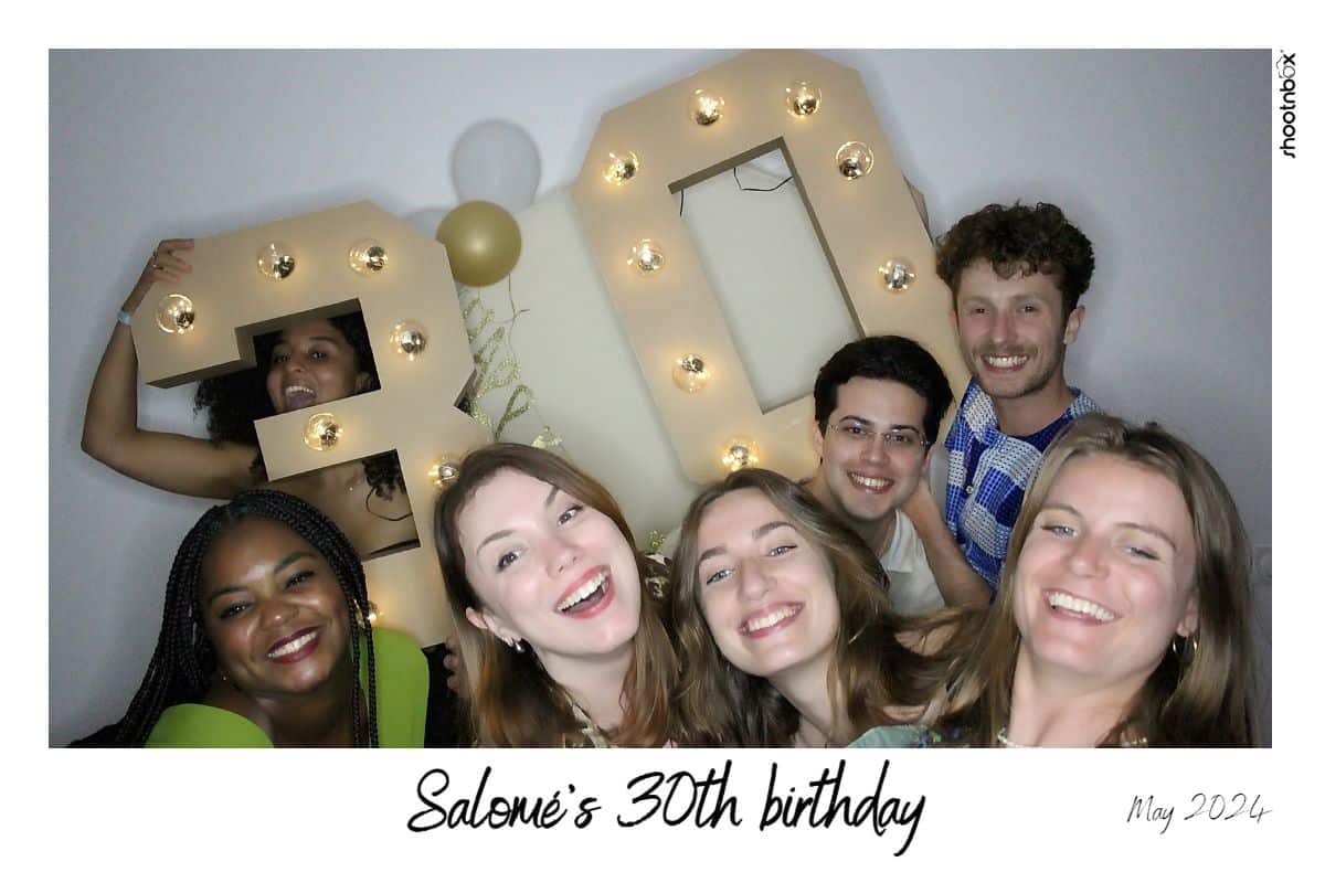 anniversaire salome 30 ans photo de groupe photobooth deco chiffre lumineux amis