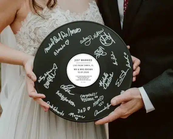 vinyle mariage livre d'or original personnalisé message robe blanche mains disque noir