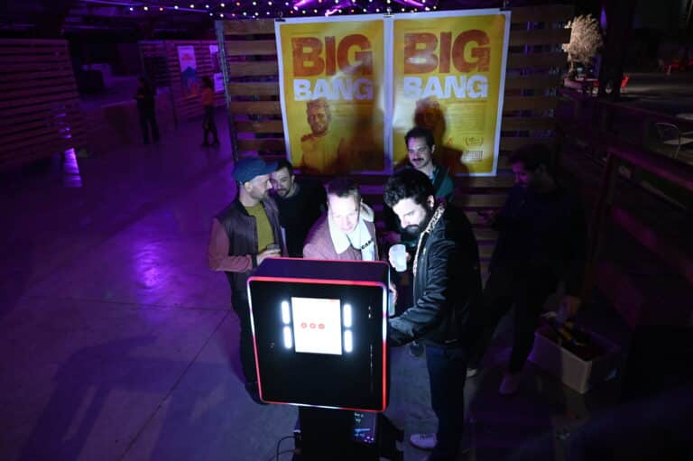 Invités devant la borne photo Vegas de Shootnbox à la soirée des 10 ans de la société de production Les Valseurs