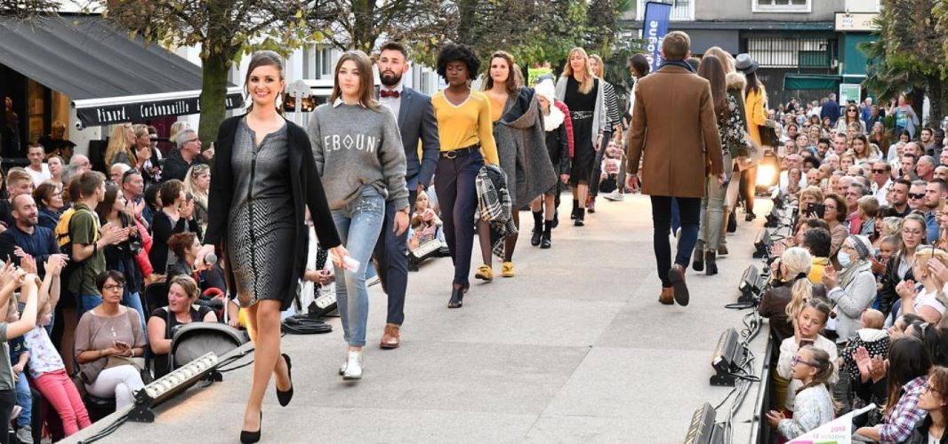 Défilé de mode en extérieur devant une boutique, animation commerciale spectaculaire