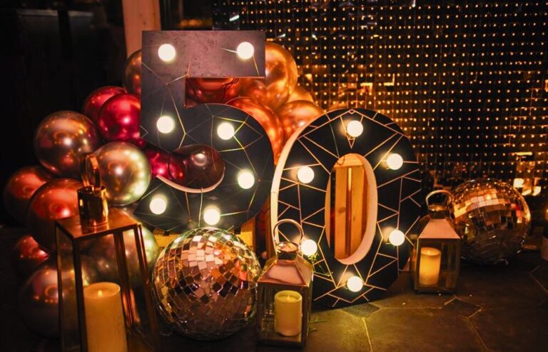 anniversaire 50 ans décoration hiffre lumineux lumière éclairage boule