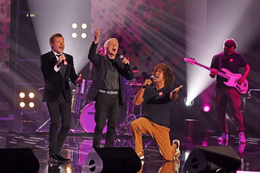 Artistes sur scène au gala de Noël 2023 de Tout le monde contre le cancer
