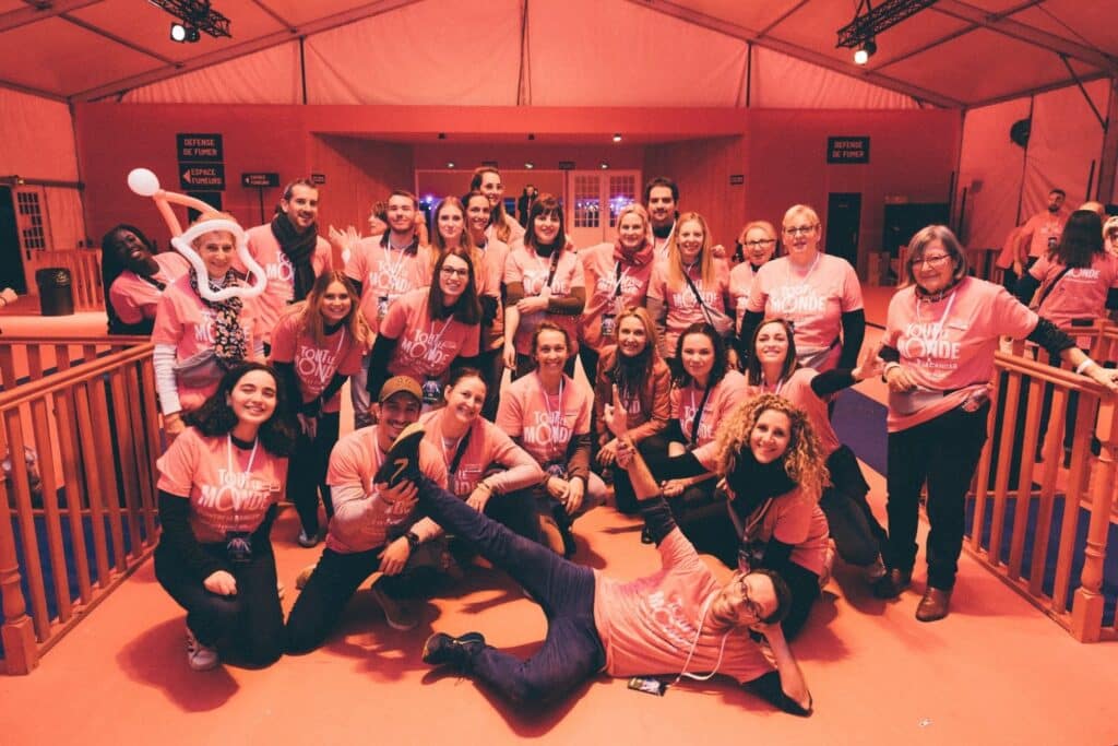 Équipe de bénévoles de l'association Tout le monde contre le cancer au Cirque Phénix