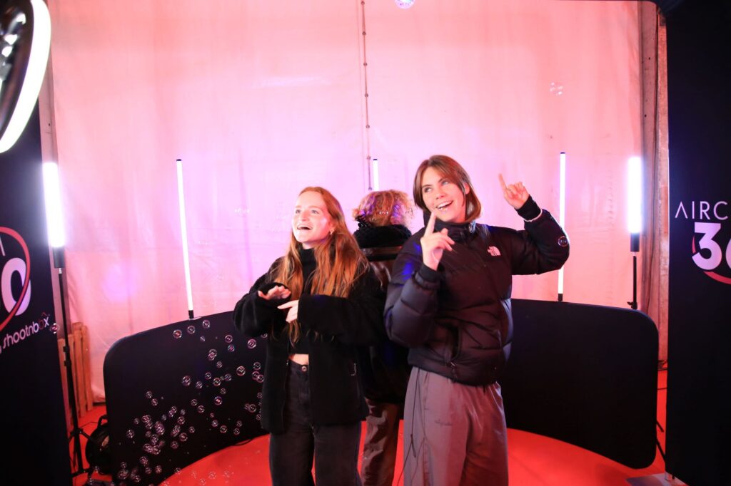 Deux invitées posent dans le photobooth vidéo Aircam 360 au gala de Noël de Tout le monde contre le cancer