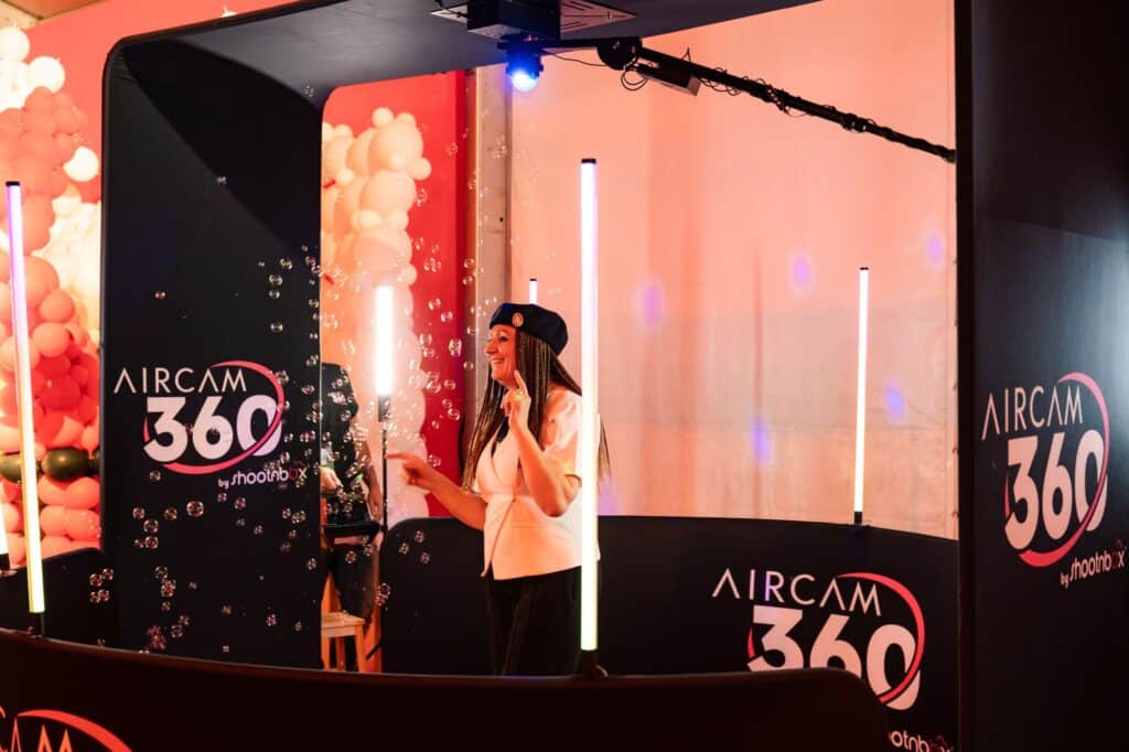 Aircam 360 de Shootnbox installé au gala de Noël 2023 de Tout le monde contre le cancer, une invitée danse sur la plateforme