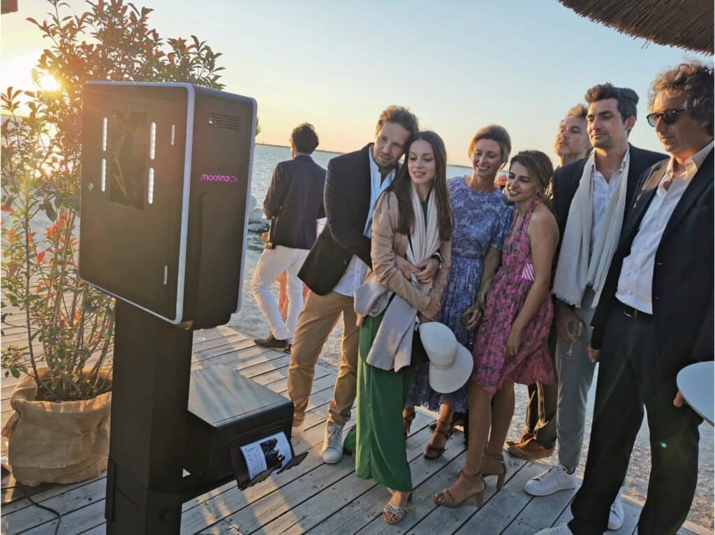 borne photo booth vegas shootnbox écran tactile plage mariage invités selfie groupe bord de mer coucher de soleil costume location photobooth