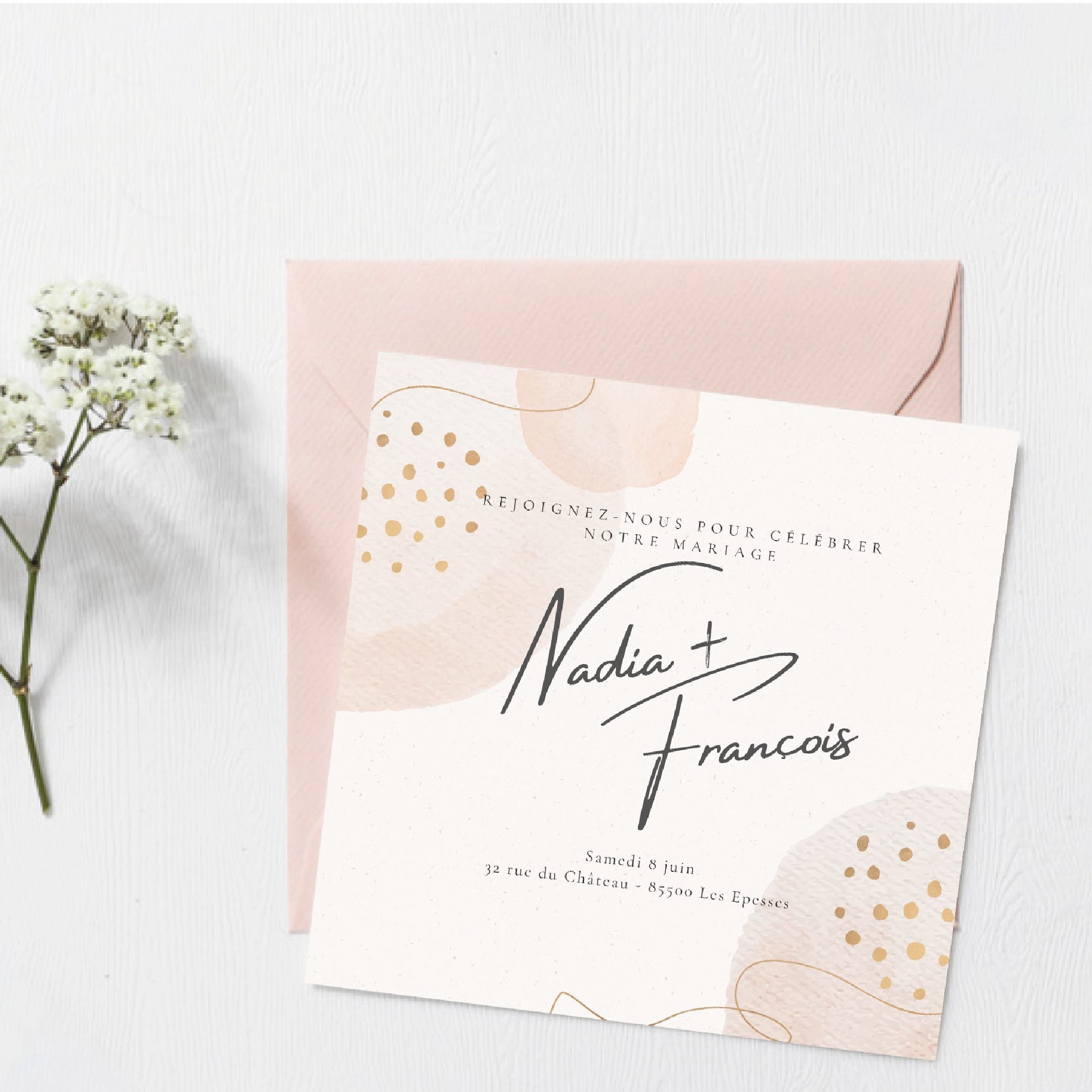 Modèle de faire-part de mariage gratuit à imprimer aux tons rose pastel avec fleurs blanches