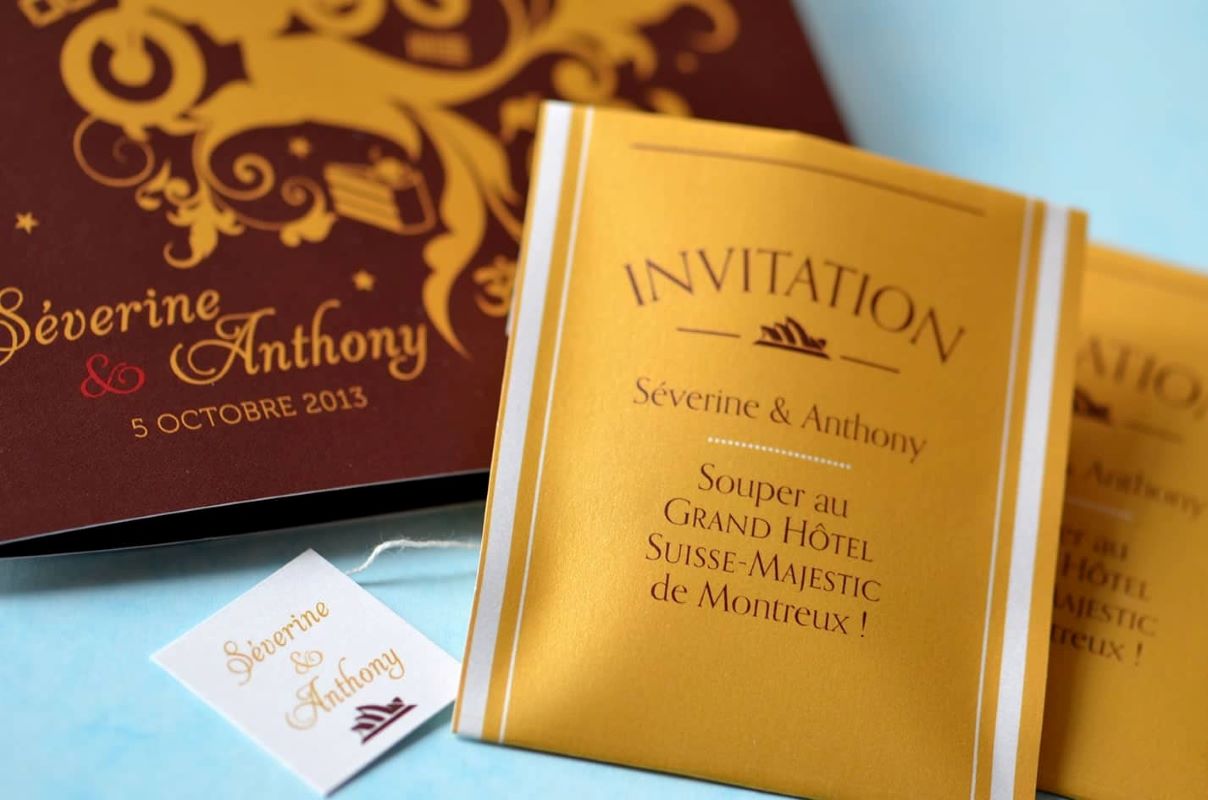 Faire-part de mariage original en forme de sachet de thé jaune et bordeaux