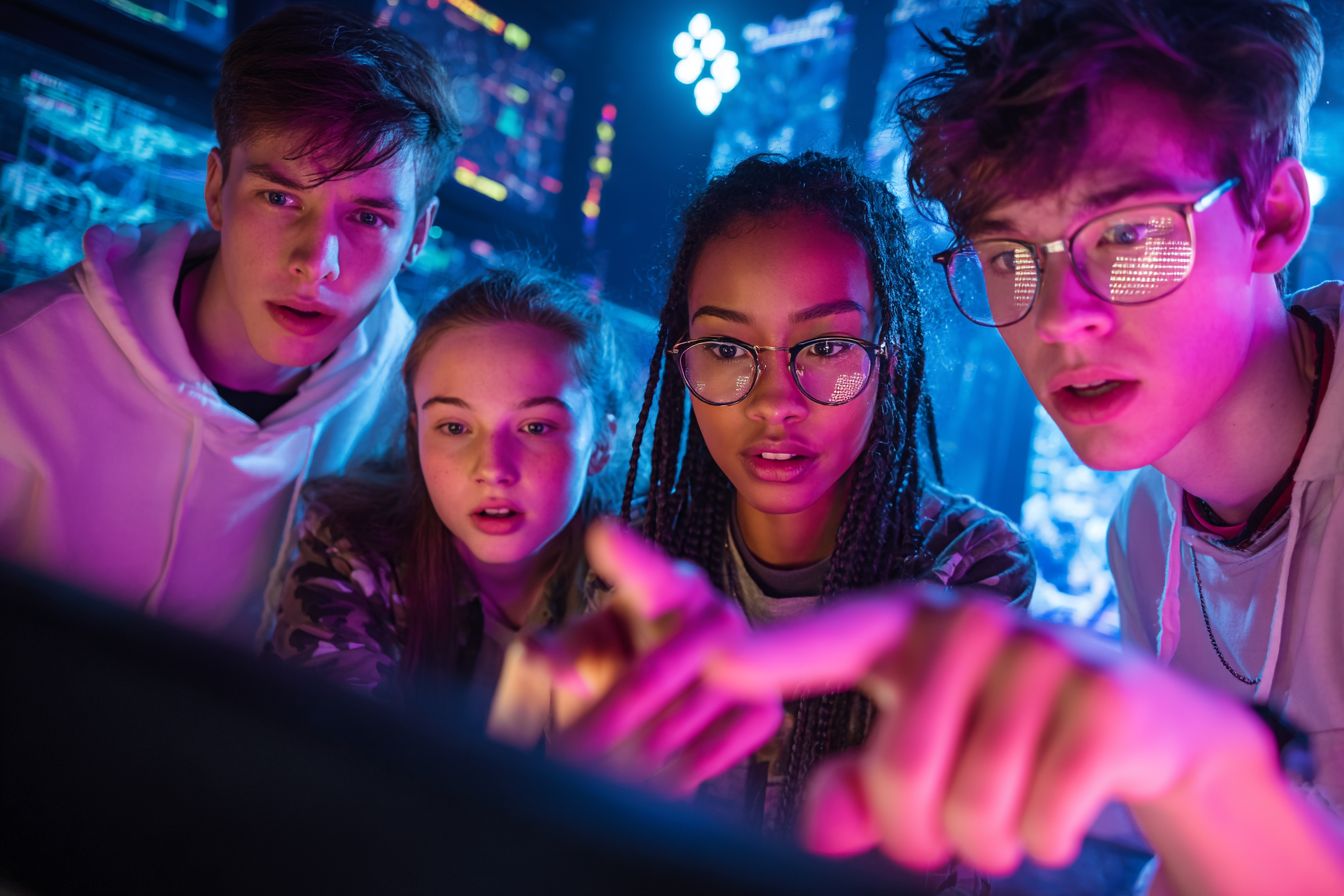 Groupe adolescents résolvant énigmes dans escape game moderne avec éclairage néon pour anniversaire ado