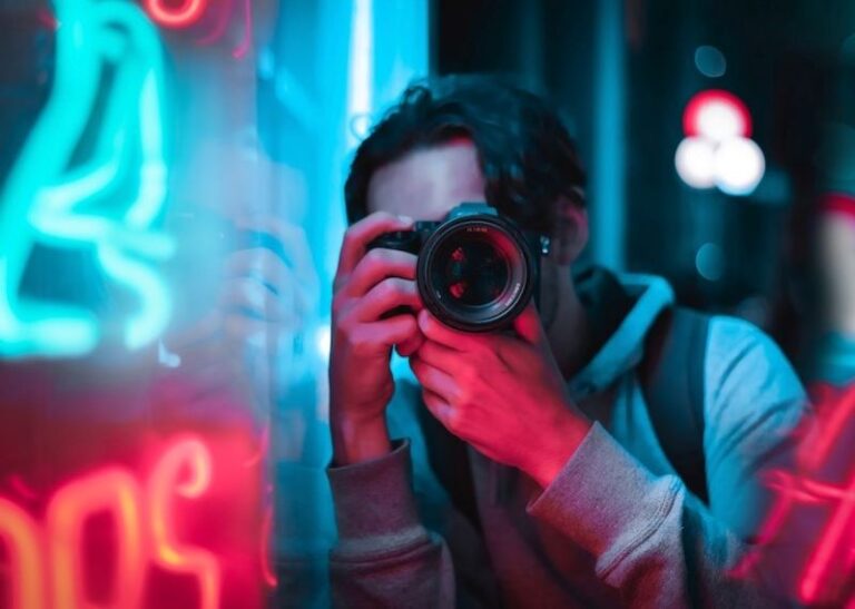 photographe soirée évenementiel lumiere led rouge bleu jeune oeil prise de vue pov