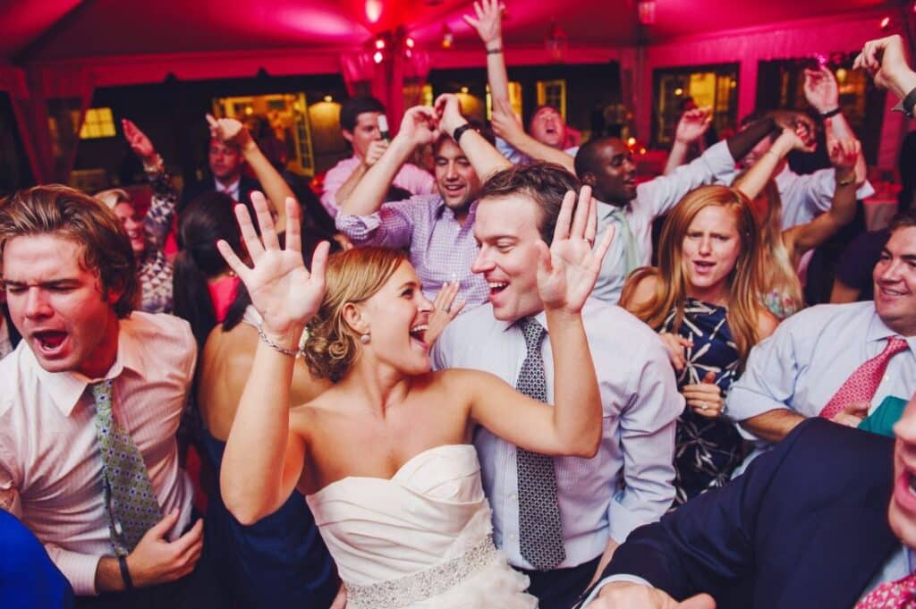 les mariés sont heureux et danse au milieu des invités de mariage