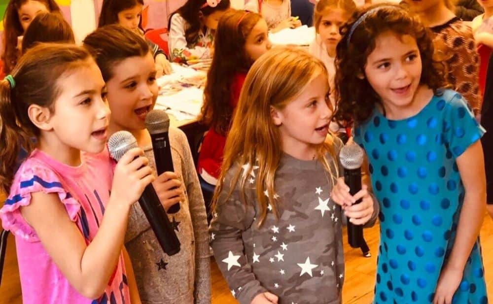 karaoke enfant micro fête chante 4 petite fille