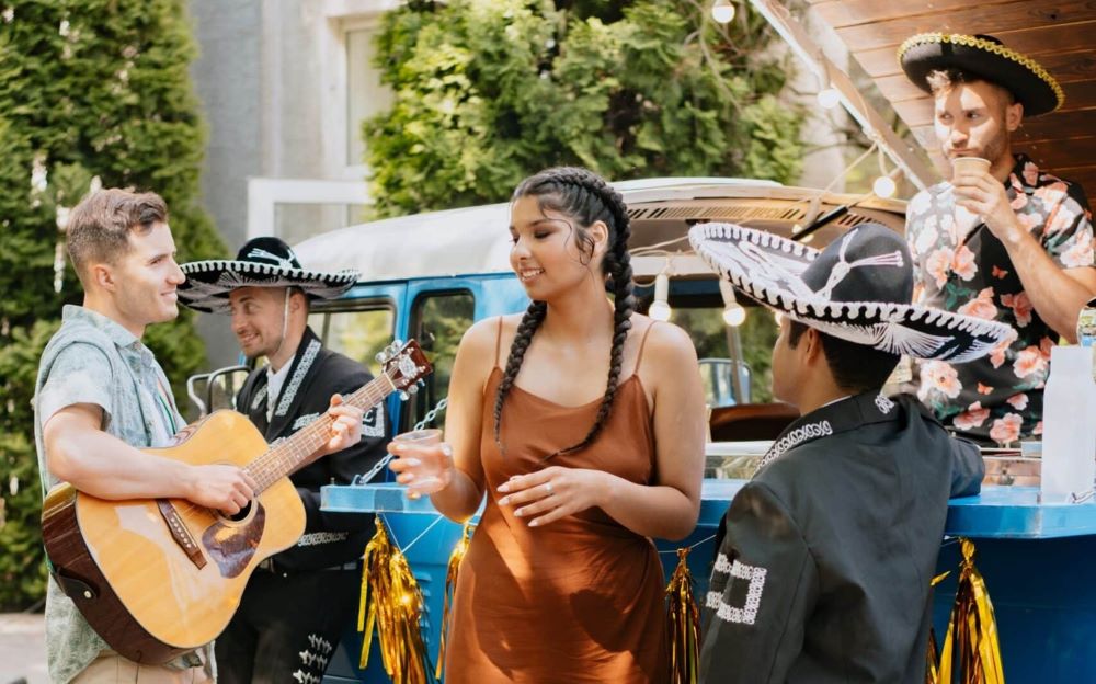 ambiance musical fête de rue orchestre mexique guitare mariachi sombrero foodtruck