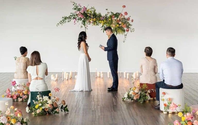 cérémonie mariage intime invités sur des pouf