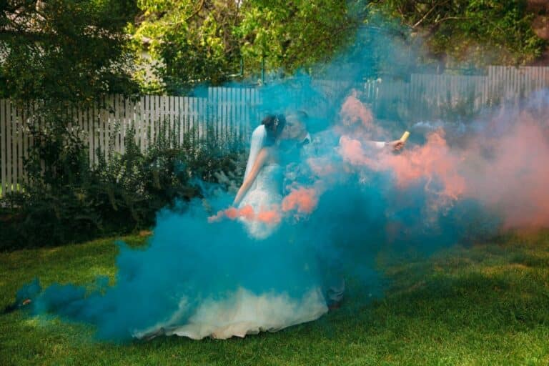 photo de mariage fumigène couple mariés bleu orange rouge robe extérieur jardin