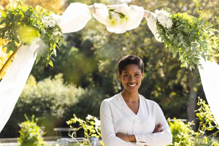 officiante cérémonie laîque femme noire jardin arche soleil