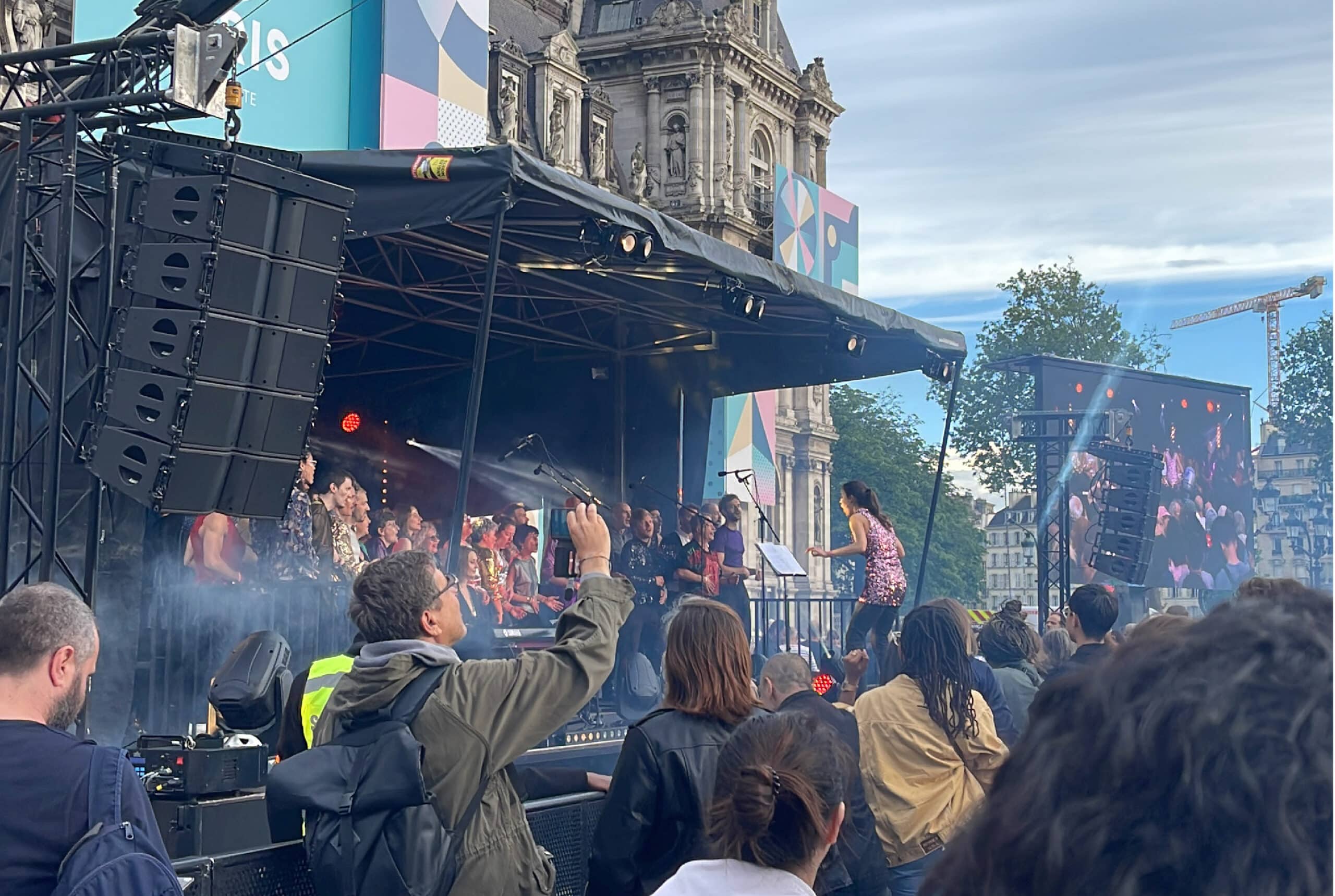 Scène du Bal de l'Amour devant l'Hôtel de Ville de Paris, public devant un concert en fin de journée