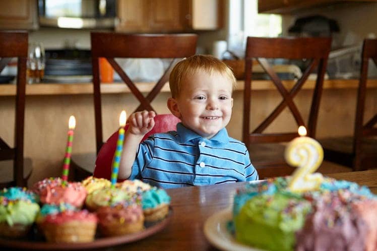 anniversaire enfant bougie 2 ans cupcakes