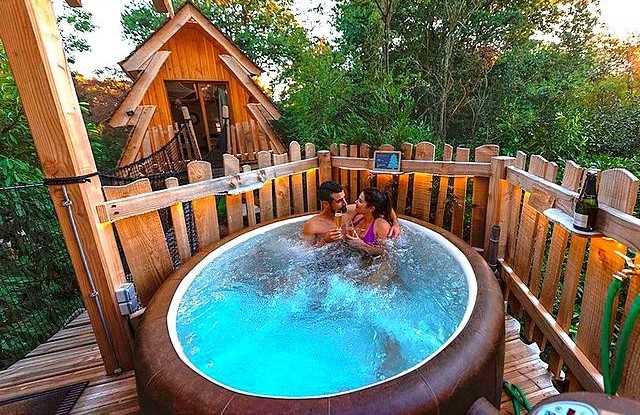 cabane dans les arbres couple dans une piscine gonflable nature hotel