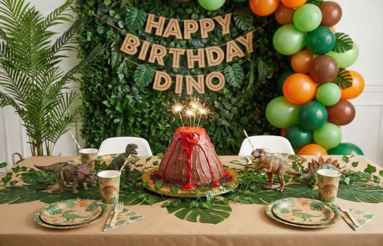décoration table anniversaire thème enfant dinosaure ballon gâteau volcan assiette fond mur photo couvert nappe feuille