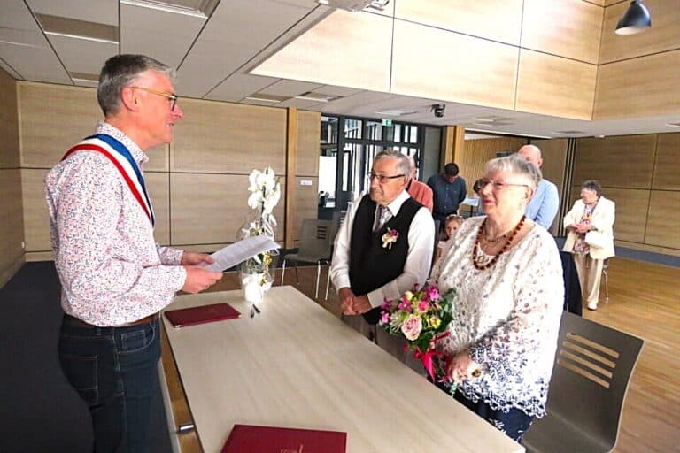 lucienne et gérard juguet devant le maire de Maen Roche 35 hotel de ville François-Xavier Rivière couple anniversaire