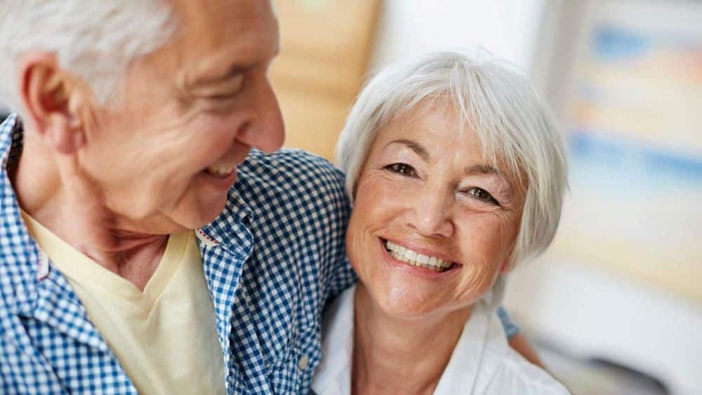 couple senior amoureux enlacé souriant cheveux blanc femme homme portrait