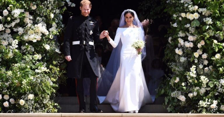 célèbre photo mariage megan harry prince markle sortie eglise robe de mariées blanche costume royal