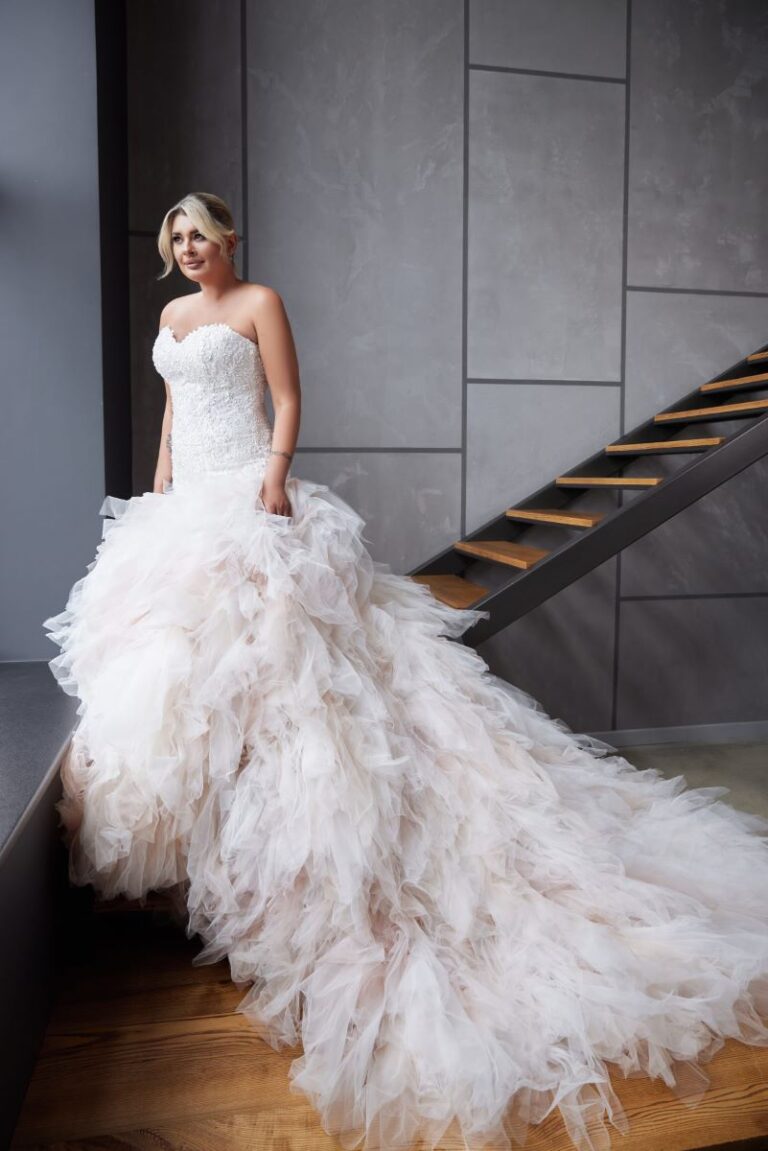 tendance robe mariage blanche volumineuse traine froufrou shooting photo escalier