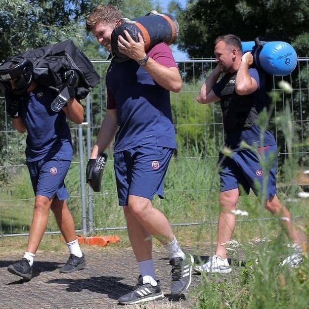 groupe d'amateurs découvrant un entraînement de rugby avec des professionnels à Bordeaux union begles bordeaux terrain entrainement amateur