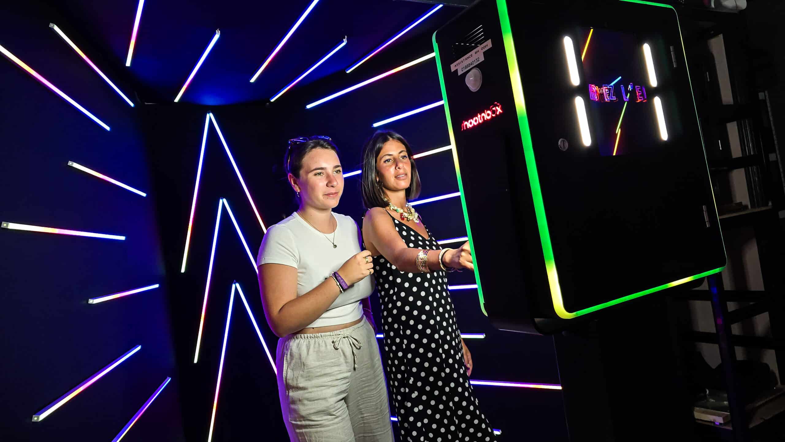 photobooth prise photo selfie cabine néon vogue led barre lumineuse shootnbox