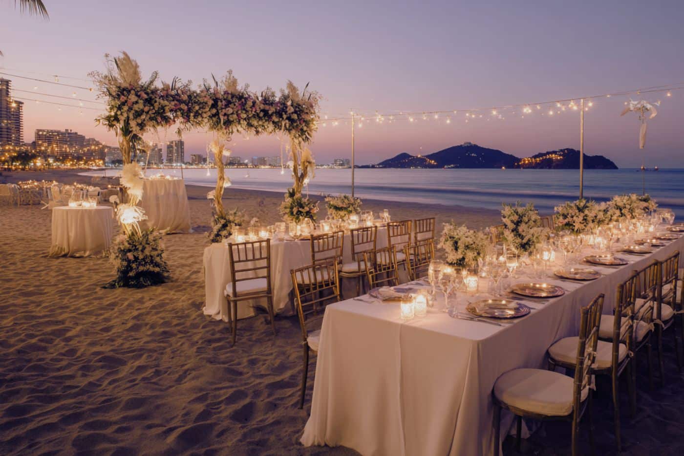 table rectangle nappe blanche réception lieu plage bord de mer arche boheme