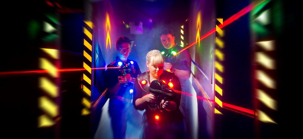 laser quest bordeaux activité ado jeux salle lazer game arme viseur rouge tenue