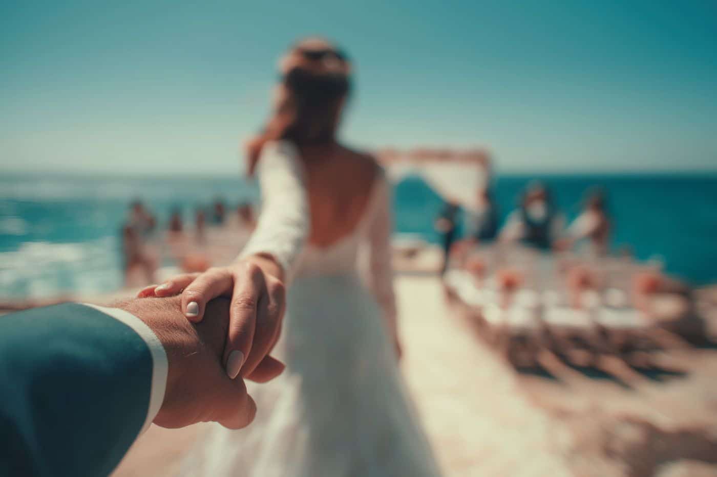 pov mari plage mariage robe blanche main mariée