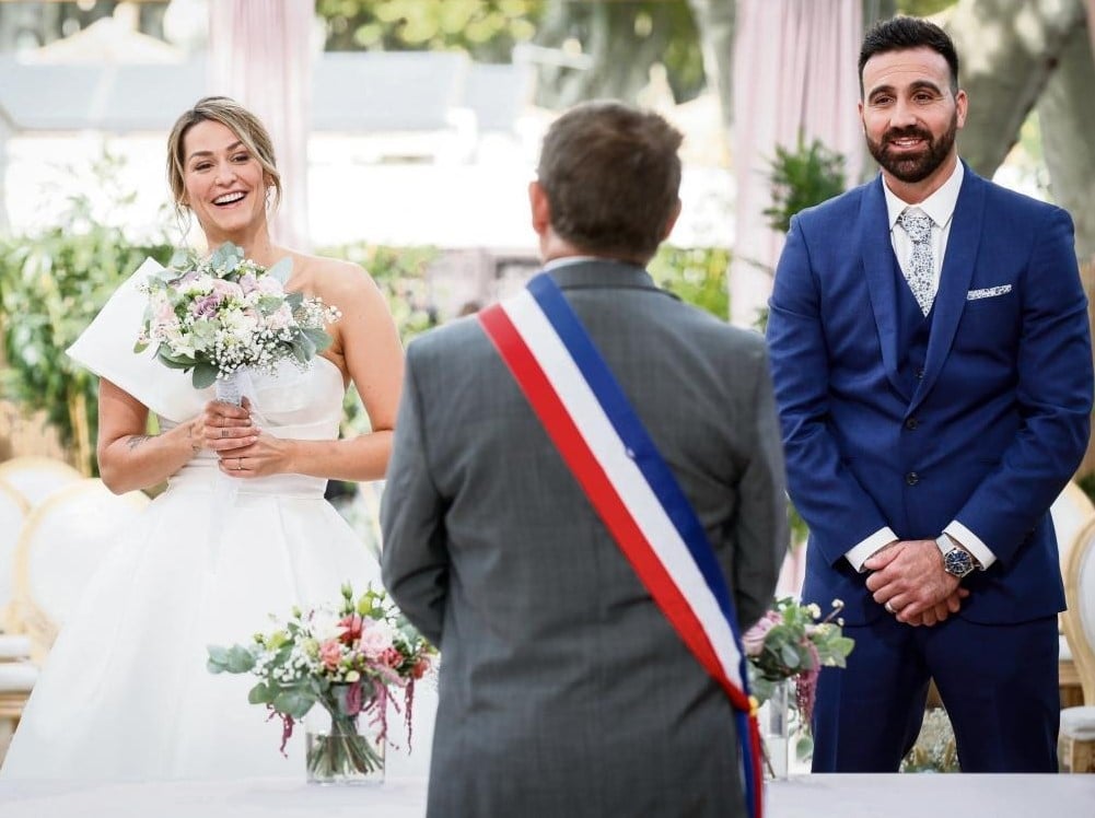 maire de grans de dos marier au premier regard m6 robe costume écharpe civil