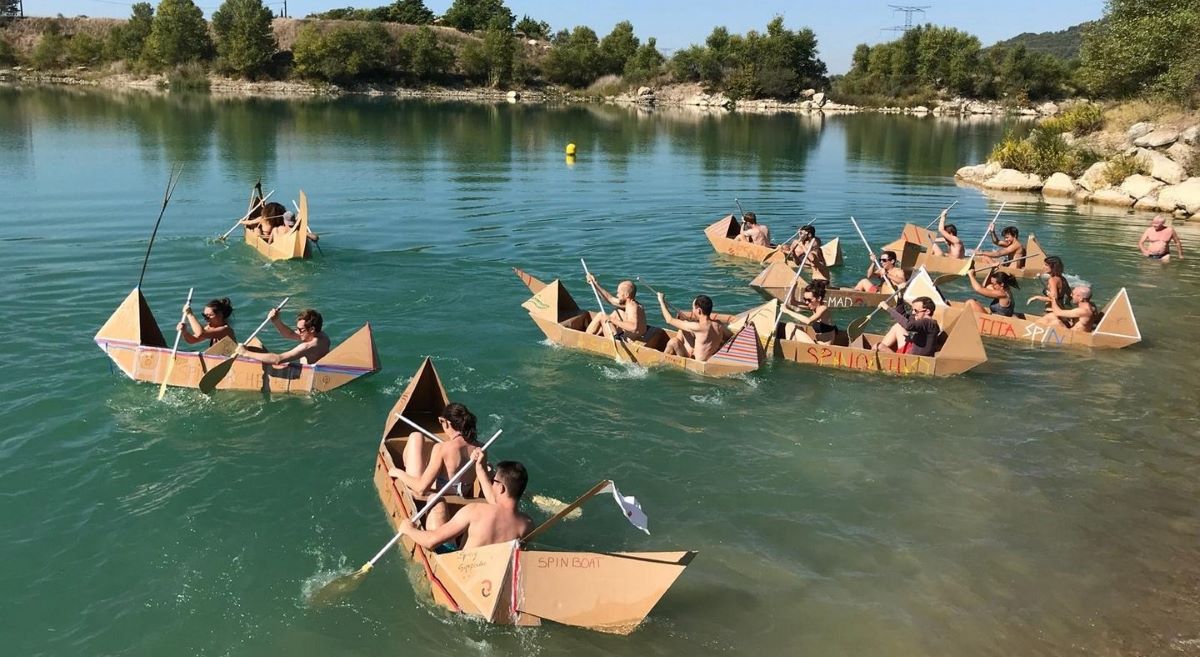 Régate en carton lors d'un team building à Bordeaux, une équipe teste son bateau sur la rivière