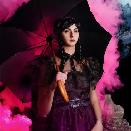 mercredi addams déguisement parapluie fumigene rose