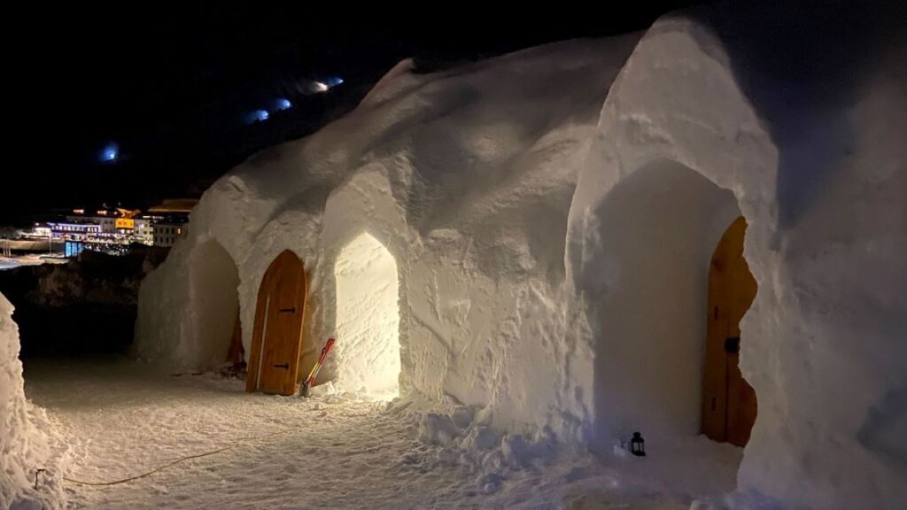 séjour original nuit en igloo porte bois habitation unique neige