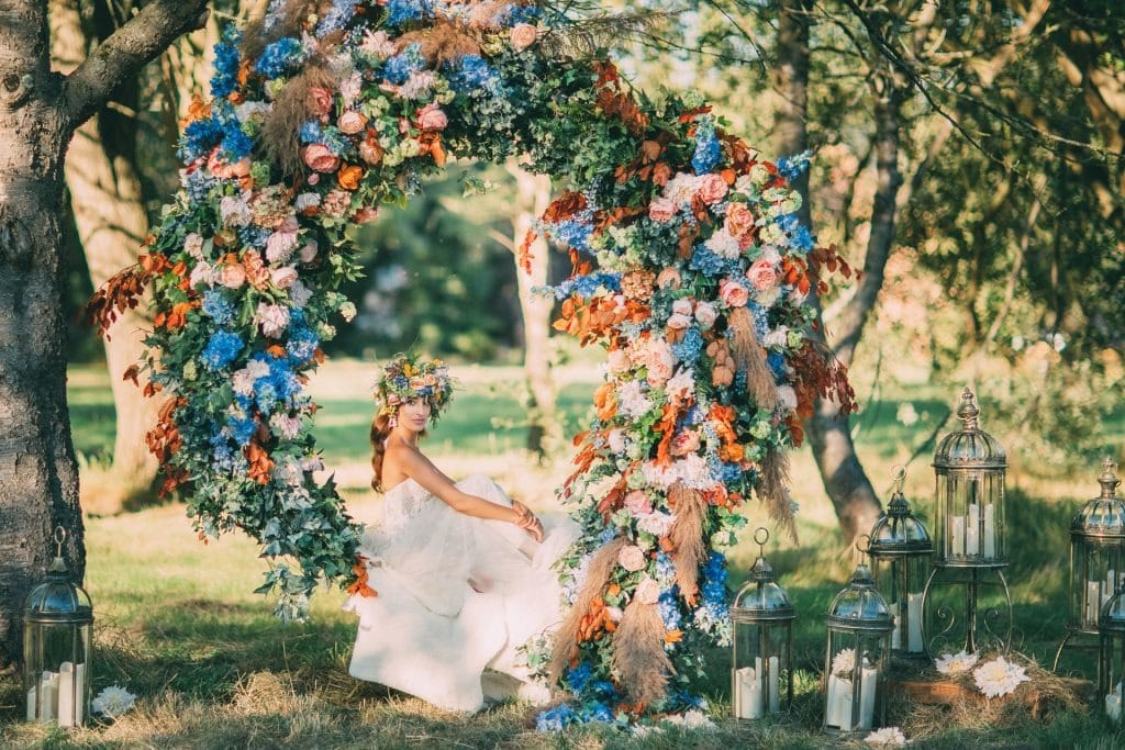 fleur de mariage composition bleu orange original robe mariée blanche